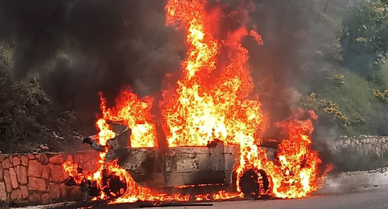 بالصّور والفيديو – قتلى وجرحى بإستهداف سيارة في البقاع الغربي