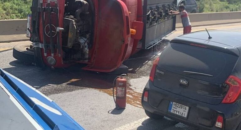 انقلاب شاحنة على أوتوستراد البربارة