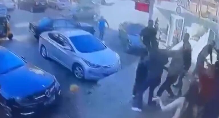 بالفيديو-عراك وتضارب بالأيدي في عمشيت …إليكم سبب الخلاف !