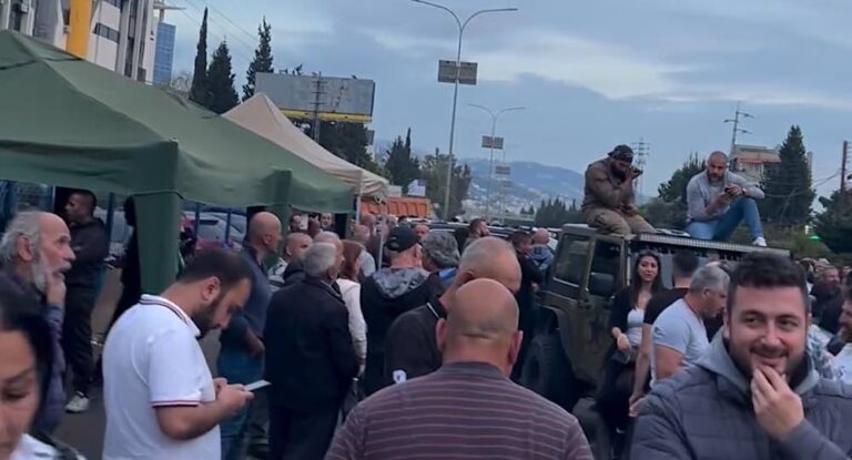 بالفيديو – المحتجون ينصبون خيماً على أوتوستراد جبيل