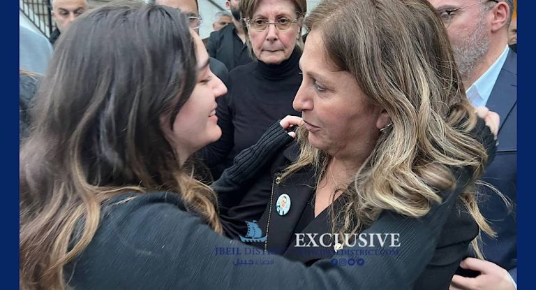 خاص-بالصور:لقاء مؤثر بين ابنة الشهيد باسكال سليمان ووالدتها وجدتها لدى وصولها من اميركا لتكون الى جانب العائلة في وداع والدها