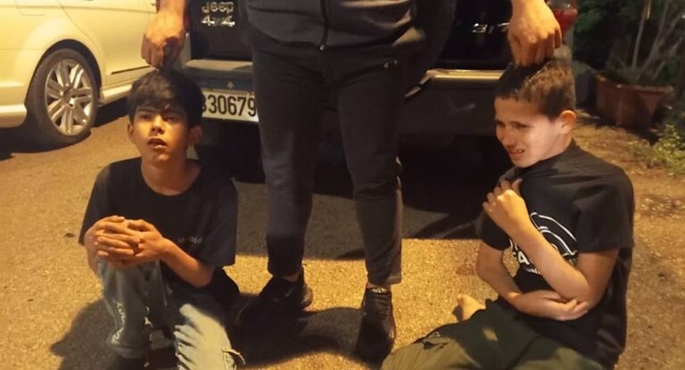 بالصور-الطفل يورغو يتعرّض للطعن من قبل سوريين داخل ملعب كرة السلة