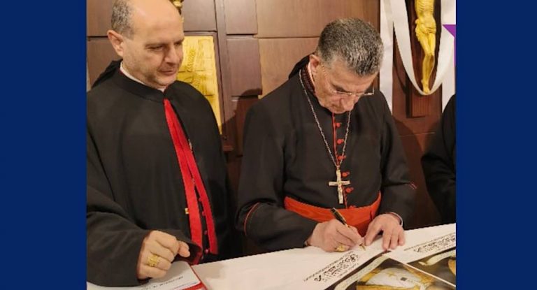 الراعي يوقع على الصورة الرسمية التي ستعتمد لتطويب البطريرك مار اسطفان الدويهي