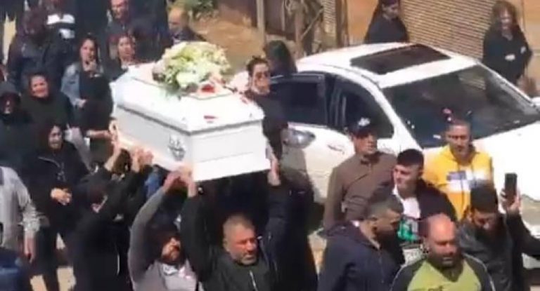 بالفيديو-دير الاحمر تستقبل ابنها جايسن حبشي و الذي كان قد قضى غرقا مع مجموعة من الشباب عند شاطىء الرملة في جبيل