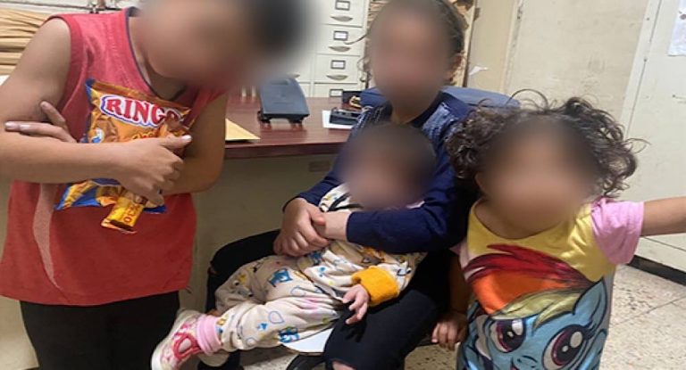 بالصور:خبر صاعق.. أب يرمي أولاده الأربعة والأم ترفض إعالتهم