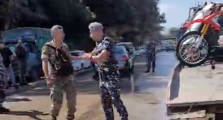 بالفيديو-مشهد غريب …إشكال بين عنصر في الجيش اللّبناني مع آخر من قوى الأمن