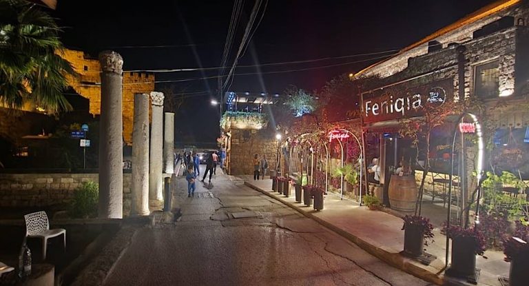 خاص-بالصورة : صاحب مطعم فينيقيا أضاء اعمدة شارع القلعة في جبيل
