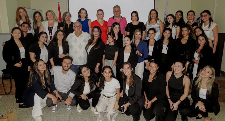 بالصور-ابتكار وابداع في كلية الاعلام : حفل مشاريع تخرج طلاب الاعلان والعلاقات العامة