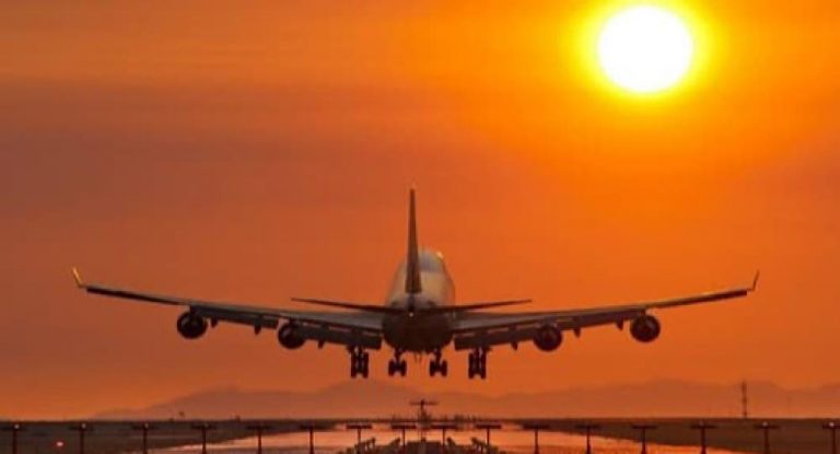 عثروا على المضيف يرقص عاريًا في مرحاض الطائرة!