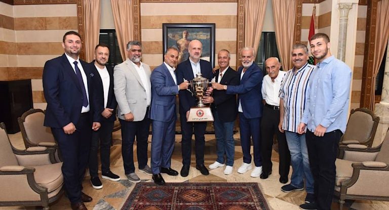وزير الداخلية يستقبل وفد نادي النجمة ويسلمه كأس الدوري اللبناني لكرة القدم لعام 2024