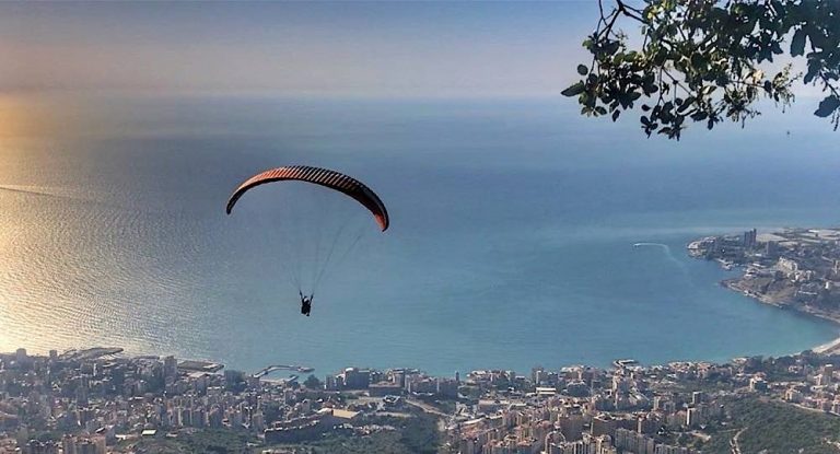 سقوط طائرة شراعية في حريصا!