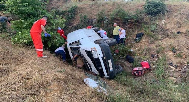 ٩ إصابات بانقلاب حافلة في وادٍ عميق!