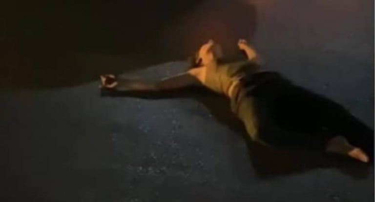 بالفيديو: مشهد غريبٌ لفتاة وسط الطريق