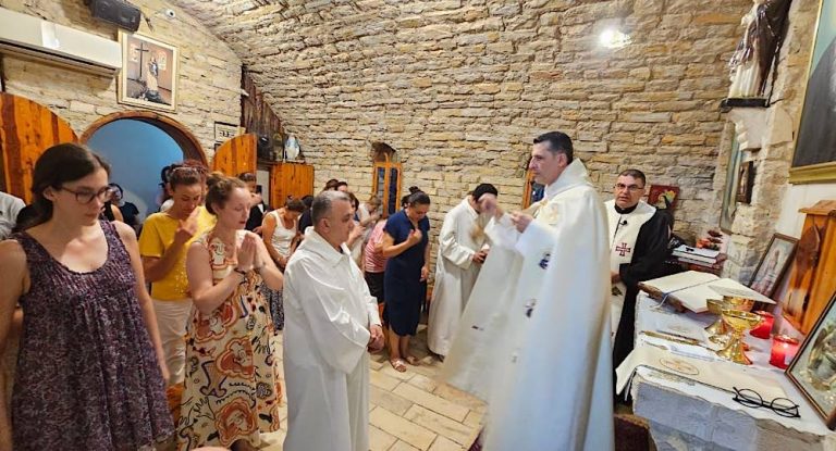 الكاهن طوني الخوري يترأس قداساً بمناسبة عيد القديس شربل في حالات:“شربل حبّة القمح التي أنارت نور المسيح”