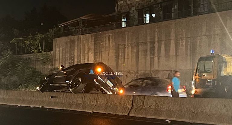 خاص-بالصور:زحمة سير على أوتوستراد جبيل بسبب انقلاب سيارة