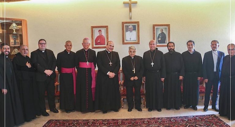 بالصور-رئيس مجمع القديسين الكاردينال مارتشيللو سيميرارو يزور دير مار مارون عنايا ضريح القديس شربل