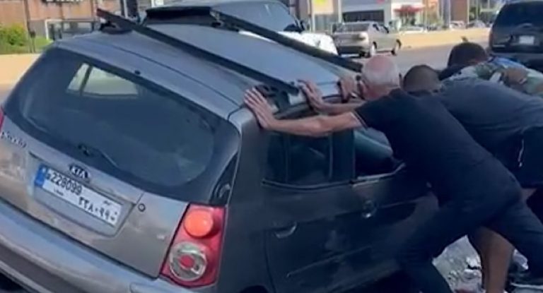 خاص-بالفيديو: إنقلاب سيارة على أوتوستراد مستيتا-جبيل