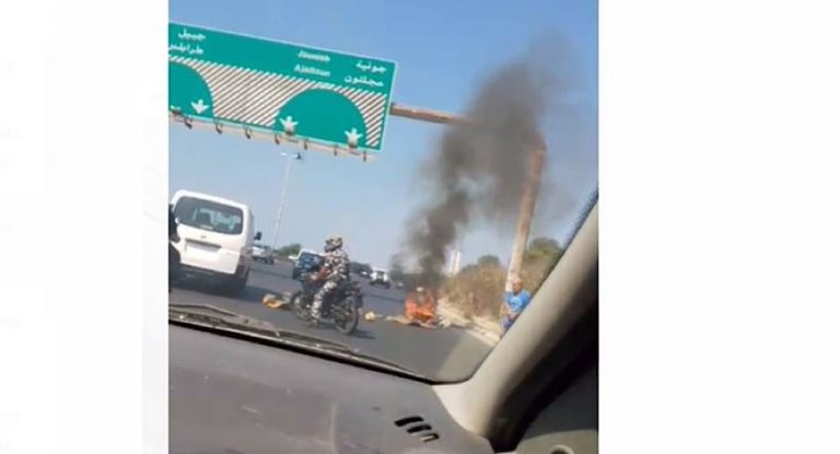 بالفيديو-رجل يقطع أوتوستراد ضبية باتجاه جبيل وزحمة سير خانقة