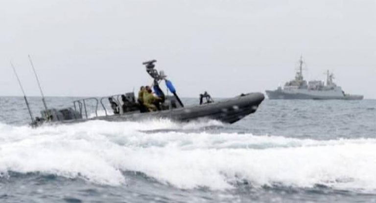 استهداف زورق إسرائيلي… وتسجيل إصابات