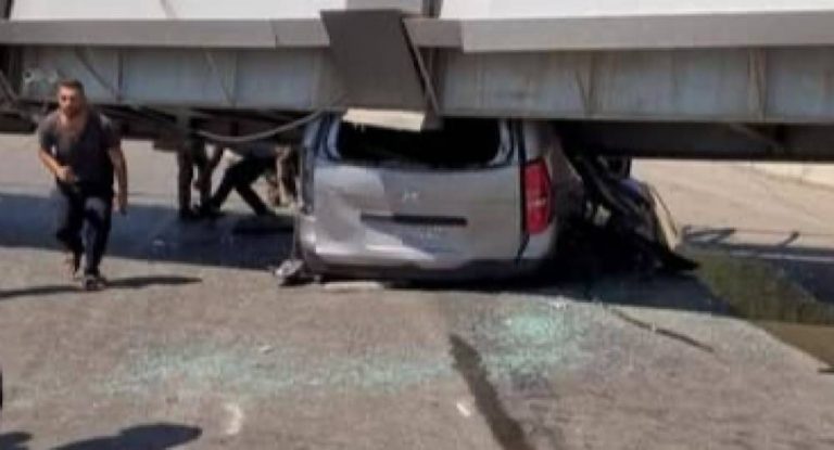 بالفيديو: إنهيار جسر مشاة على سيارة