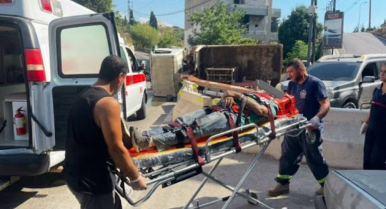 بالصور-جريح نتيجة انقلاب شاحنة في جدايل