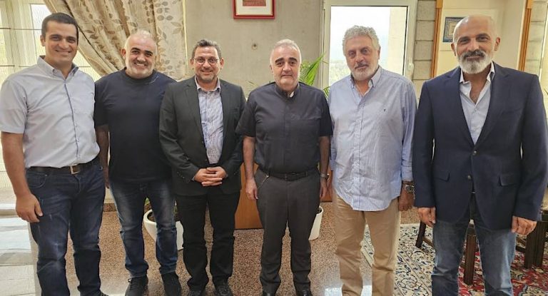 لجنة مهرجانات قرطبا تساهم في تعليم أبناء البلدة …منحة بقيمة 10 آلاف دولار لجامعة سيدة اللويزة