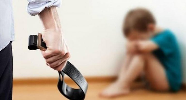 بالفيديو- طفل من ذوي الاحتياجات الخاصة يتعرض للضرب والتعنيف على يد ممرضته