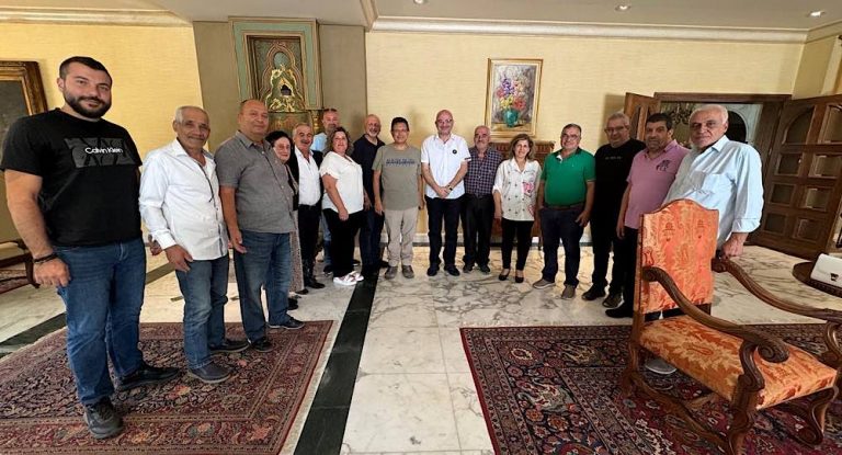 وفد من بلدة فاريا في زيارة شكر للخازن بعد سعيه لتعيين عواد رئيسا لمرفأ جونية