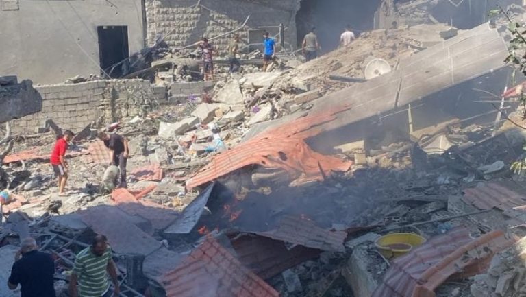 بالفيديو-غارة على مبنى سكني: 5 شهداء و10 جرحى في حصيلة أولية