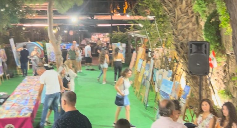 خاص – بالصّور والفيديو: جبيل تجمع أكثر من ١٢٥ فنان تشكيلي على أرضها.. ولوحات فنيّة تلوّن حديقتها