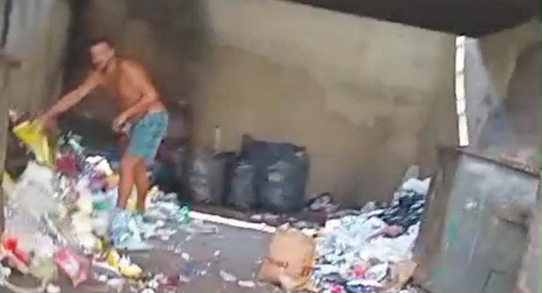 خاص – بالفيديو: يعيش قرب حاويات النفايات، يأكل منها وينام على الطريق.. شاب يثير الرعب بين المارّين