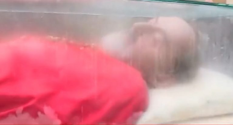 بالفيديو: جثمان البطريرك لم يتغيّر رغم مرور أكثر من 50 عاماً على وفاته