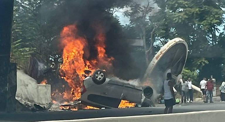 خاص – بالفيديو: إنقلاب سيارة واشتعالها على أوتوستراد الصفرا وسقوط جرحى بينهم رضيعة