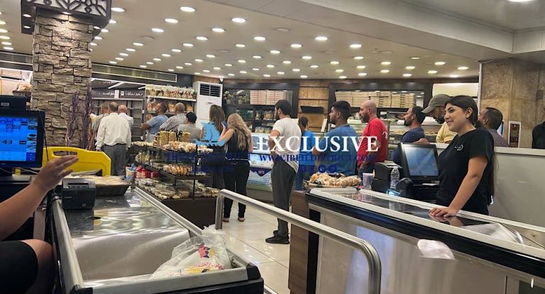 بالصور-طوابير من المواطنين يصطفون للحصول على الخبز في جبيل