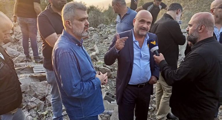 خاص-بالصورة: النائب سيمون أبي رميا يصل الى مكان الغارة في راس أسطا