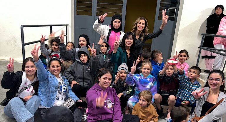 خاص-بالفيديو والصور:مبادرة “أهلنا” الإنسانية تواصل دعم العائلات اللبنانية النازحة تحت شعار “لأنهم منا وفينا”