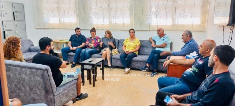 خاص-بالصور:السيدة مي الحواط في زيارة تفقدية للنازحين في مدرسة جبيل الأولى الرسمية المتوسطة المختلطة