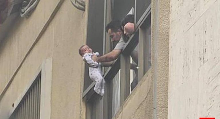 بالصورة-أب يحاول إنقاذ إبنته من حريق الحمرا