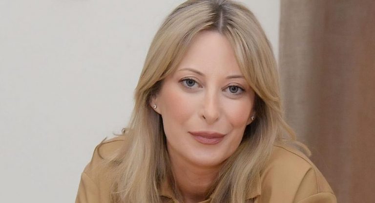 بالفيديو – غادة أيوب تفاجئ المذيعة وتفقد أعصابها على الهواء.. “عدالة السماء كتير قوية”