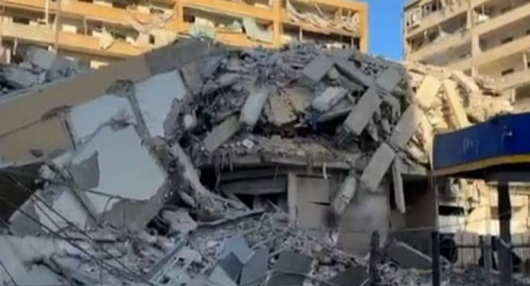 بالفيديو: يمشون على أنقاض المباني