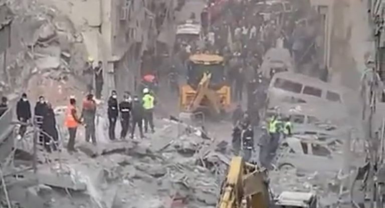 بالفيديو-دمار هائل في شارع المأمون بمنطقة البسطة جراء استهداف العدو “الإسرائيلي” لمبنى سكني مؤلف من 8 طبقات بخمسة صواريخ