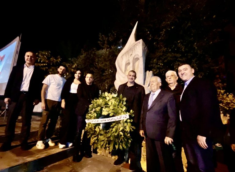 خاص-بالصور:لجنة شباب هيئة جبيل في “التيار الوطني” احتفلت بعيد الاستقلال في ساحة الجيش – عمشيت