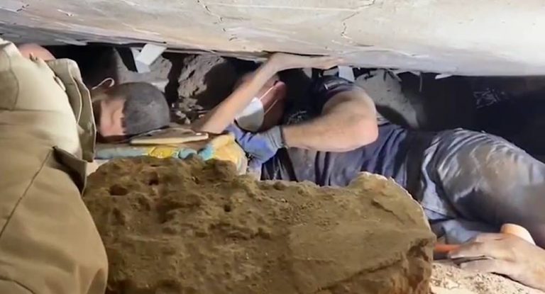 بالفيديو-بعد أكثر من ٣٦ ساعة على مجـ.زرة البسطة.. إنقاذ شخص لا يزال على قيد الحياة من تحت الركام