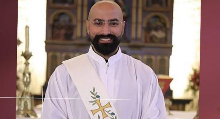 روجيه سيمون باخوس شدياقًا على مذابح أبرشية جبيل المارونية