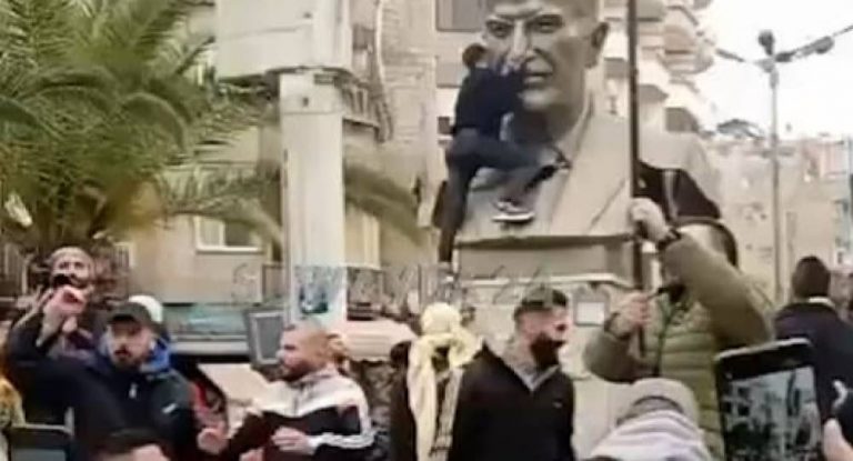 بالفيديو: شاهدوا لحظة تحطيم تمثال حافظ الاسد