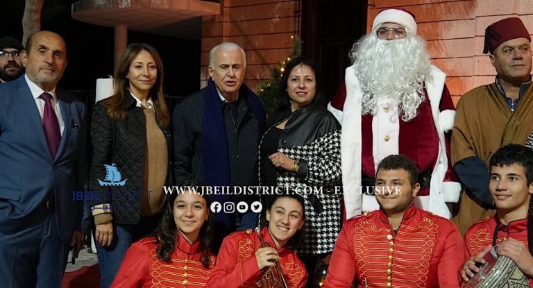 خاص-بالصور: إضاءة شجرة ومغارة الميلاد في بلدة غلبون