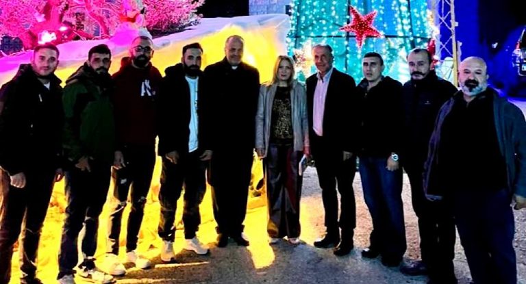 خاص-بالصور: إضاءة شجرة الميلاد في عبيدات: فرح وسلام يجمع أبناء البلدة