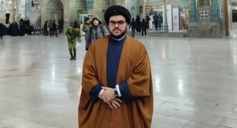 بالصورة-نجل نصرالله يعتمر عمامة والده على يد خامنئي