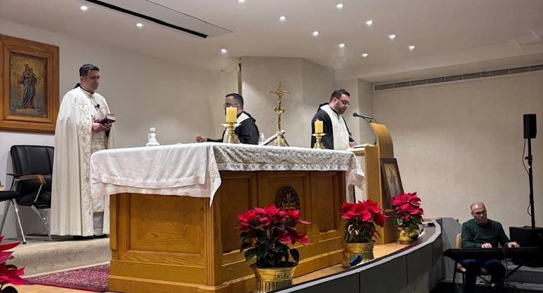 مستشفى سيدة المعونات الجامعي في جبيل احتفل بالميلاد  الخوري: ما من امل من دون الرب