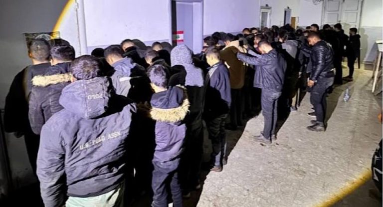 قوى الامن: توقيف سائق شاحنة على متنها 67 شخصاً في البربارة  دخلوا من سوريا إلى لبنان خلسة